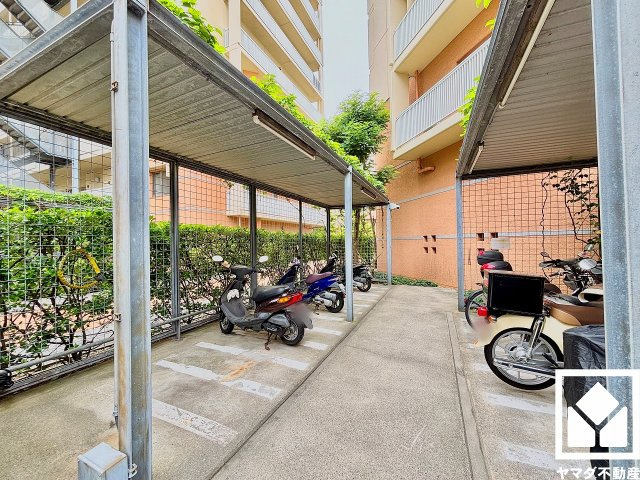 屋根付きの駐輪場・バイク置場も設置されており、雨や風、直射日光からお乗り物を守ることができます。