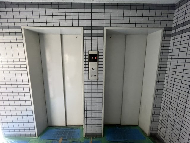 共用部にはエレベーターが2基設置されています。複数基あることで、朝の通勤・通学時間帯などにも利用しやすく、日々の上下階への移動をサポートしてくれます。毎日の暮らしを快適にしてくれる共用設備のひとつ。