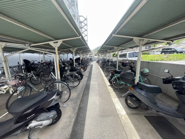 敷地内には屋根付きの駐輪スペース。雨や直射日光の影響を受けにくく、自転車を日常的に利用される方にも嬉しい共用設備。近隣へのちょっとしたお買い物などにも自転車を活用しやすく、生活の行動範囲が広がります。