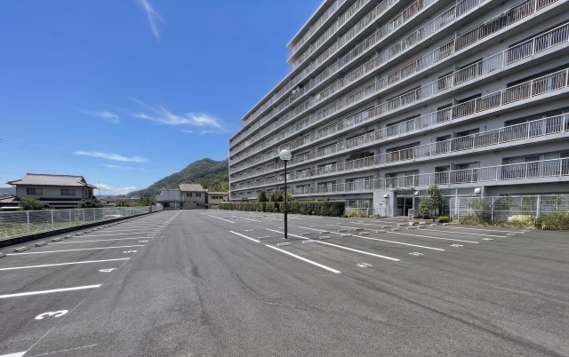 敷地内にはゆとりのある平面駐車場を確保。機械式ではないため、入出庫時に機械操作や待ち時間がなく、車を日常的に利用される方に嬉しいポイント。駐車場内も広く開けており、車での移動が多いご家庭にもおすすめ。