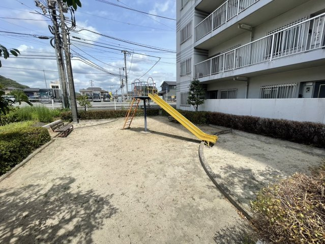 マンション敷地内には、すべり台やベンチが設けられたスペース。お子様が身近な場所で遊べるため、子育て世帯にも嬉しいポイント。わざわざ遠くの公園まで出掛けなくても、住まいのすぐそばで外遊びを楽しめる環境。