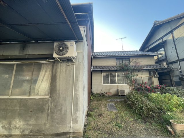福山駅徒歩圏内の人気エリア「西町」に位置する約40坪の売土地です。周辺には生活利便施設が充実しており、通勤・通学・お買い物に便利な立地です。住宅用地として計画しやすく、利便性が良好な住環境です。