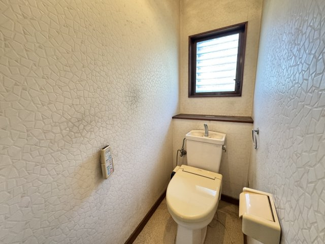清潔感のあるシンプルなトイレスペース。窓付きで換気がしやすく、快適にご利用いただけます。必要な設備がしっかり整っており、日常使いに便利な仕様です。落ち着いた空間で安心してお使いいただけます。