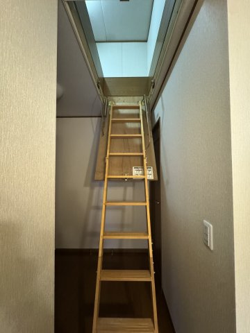 屋根裏収納