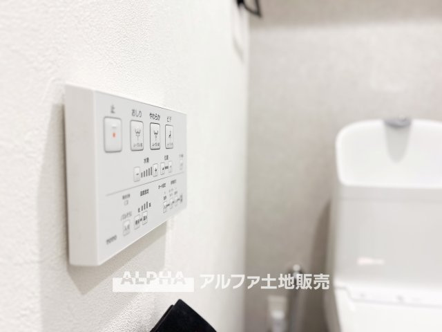 【Warm　water　flush　toilet】　◆温水洗浄便座付きトイレ◆お掃除も楽々。快適に過ごすためには今や欠かせない設備の一つです。壁掛けリモコンで使いやすくいつでも清潔に保てます。