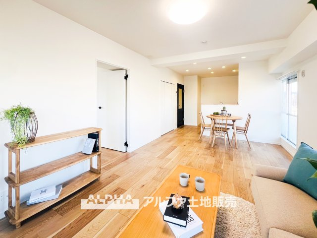 【restful　residence】　◆日々の暮らしの中で◆少し照明を意識すると住空間がよくなり安らげる住まいへと変わって行く。ダウンライトの明かりと、広い空間で家族の暮らしが向上する。