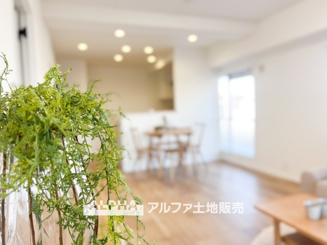 【A　cozy　space】◆余白のある暮らし◆　人を招いても、ひとりで過ごしても心地よい住空間。　温もりを感じるこの場所が、暮らしの輪郭をやさしく描いていく。
