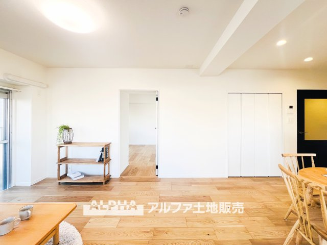 【light　a　living】　◆明るいリビング◆にペイントして君との時間を有意義に過ごしたい。ここでの暮らしは僕たちにとって宝物になる。