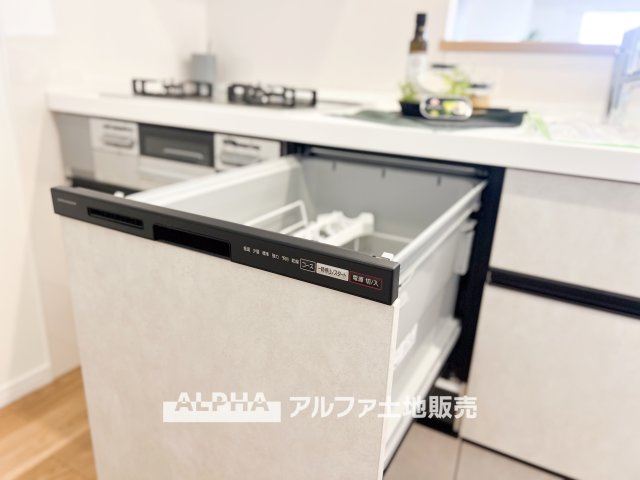 【Food　washing　machine】　◆食洗機◆お子様の面倒を見れる時間が増え時短になります。加えて手荒れも防げてしかも節水が高い為、大変人気があり重宝します。