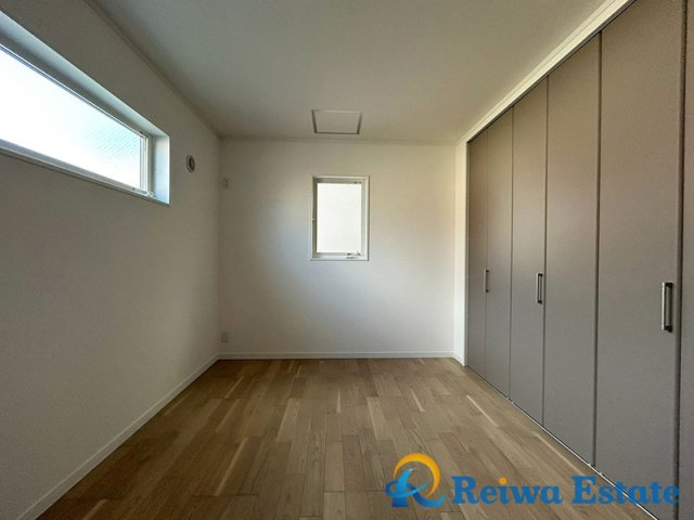 落ち着いた色合いのお部屋で、自分好みにゆったりお寛ぎ頂けます。