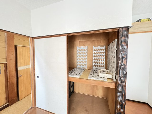 奥行きと幅のある押入れ収納を備え、布団や衣装ケース、大きな荷物までまとめて収納可能。居室を広く使えるため、室内をすっきり保てます。日常使いから季節物の保管まで対応できる実用性の高い収納です。