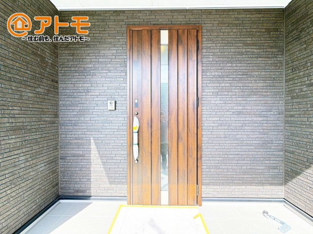 落ち着いた色合いの玄関はダブルロックで防犯性に優れた仕様になっています♪