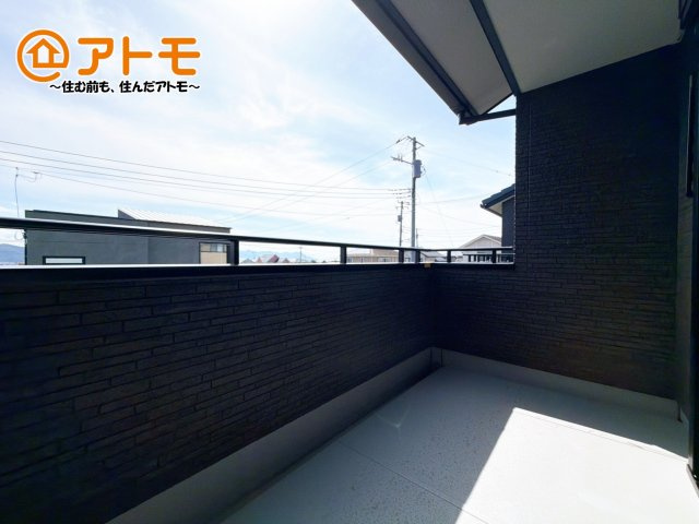 やっぱり助かる広々バルコニー♪お布団や洗濯物を干せるのはもちろん、広々としたバルコニーで少しでも家事を楽ちんに！