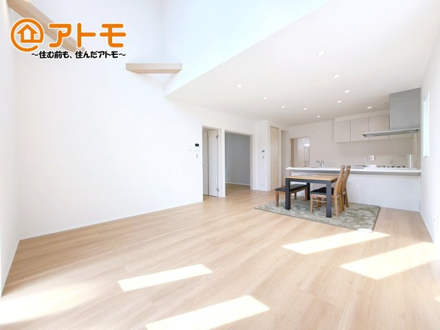 広々と開放的なLDKは、家族が自然と集まる広さ♪お子様のリビング学習にもピッタリ♪