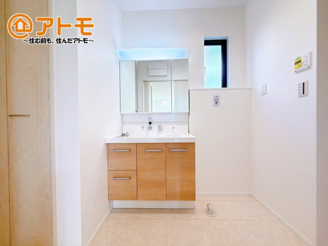 収納豊富な3面鏡の洗面化粧台は使い勝手良好♪