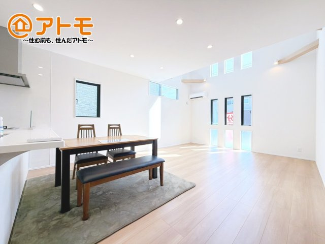 広々と開放的なLDKは、家族が自然と集まる広さ♪お子様のリビング学習にもピッタリ♪