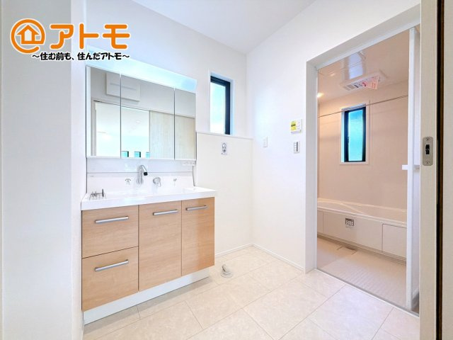 洗面所って朝に混み合いませんか？広々とした脱衣所、3面鏡の独立洗面台で朝の時間を少しお手伝い♪