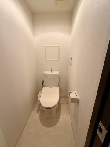 温水洗浄便座完備の洋式トイレ。手元で操作できる壁面リモコンで快適な使い心地。