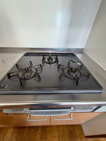 同時進行で調理ができる三口コンロ。