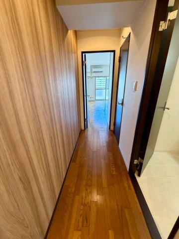 玄関から各お部屋へと続く廊下です。