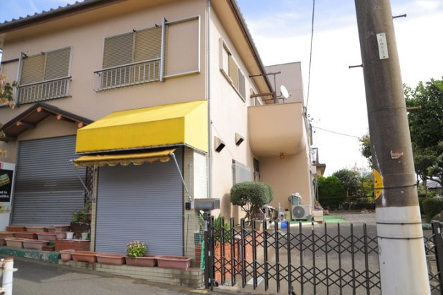 土地を買う際、住む地域の自治体や福祉の補助制度にも注目してみましょう。子供や老人の医療補助やゴミ出しのルールなど、自治体によってルールに大きな違いがあるため、暮らしやすい土地で判断するとよいでしょう。