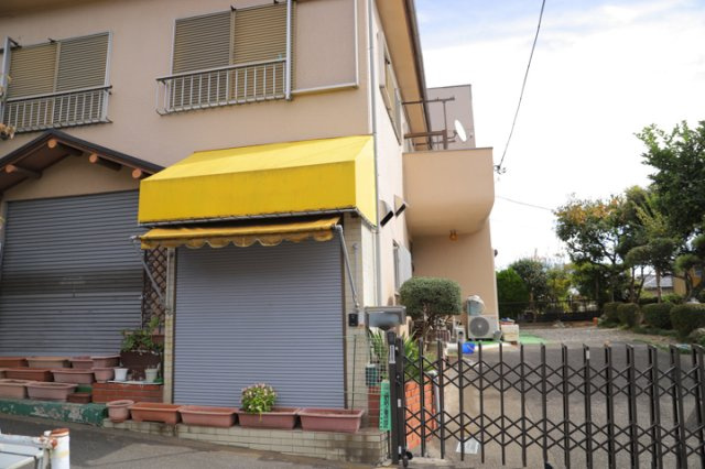 土地の前の道路に消火栓が設置されていることがあります。この場合、道路交通法第45条第1項により、駐車禁止の場所が指定されています。そのため、車庫などの駐車スペースをつくることができない場合があります。