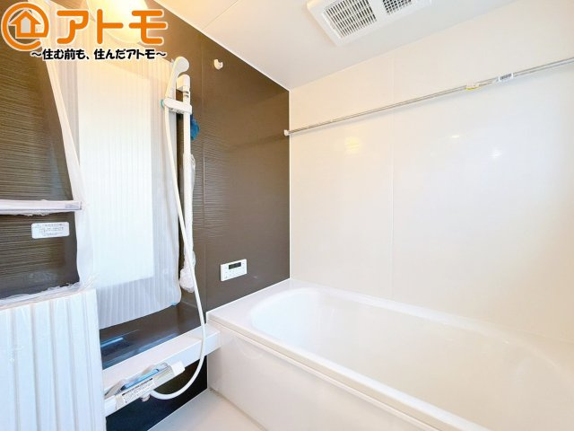 浴室は落ち着いた色のパネルでゆったりと過ごせる空間です。お風呂で一日の疲れを癒しましょう♪
