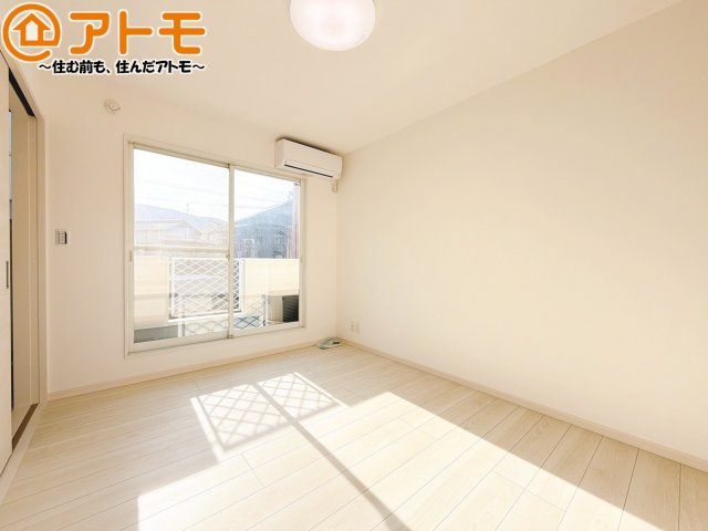 壁と床がシンプルな色合いだからこそ自分だけの空間を作れます♪お部屋作りのイメージは順調でしょうか♪