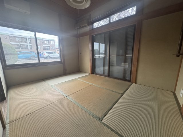落ち着いた色調の洋室です