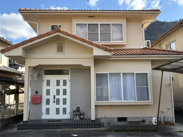 落ち着いた色合いの外観が印象的な住宅。屋根形状に立体感があり重厚感と温かみを兼ね備えた佇まいで玄関まわりもゆとりがあり来客時の印象も良好。敷地全体がすっきりとしており、安心感を与えてくれます。