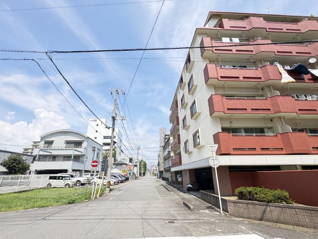 道路幅にもゆとりがあり、車での移動や出入りも快適です。