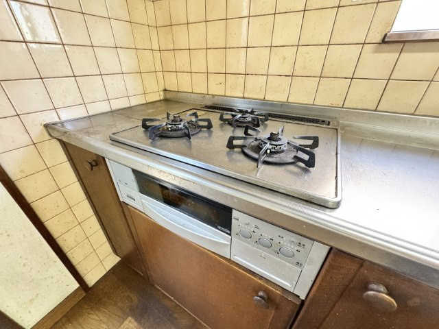 3口コンロを備えたキッチンで、同時調理が可能な使い勝手の良さが魅力。グリル付きで料理の幅も広がります。作業スペースも確保されており、効率よく調理ができる設計。毎日の食事づくりをしっかりサポートします。