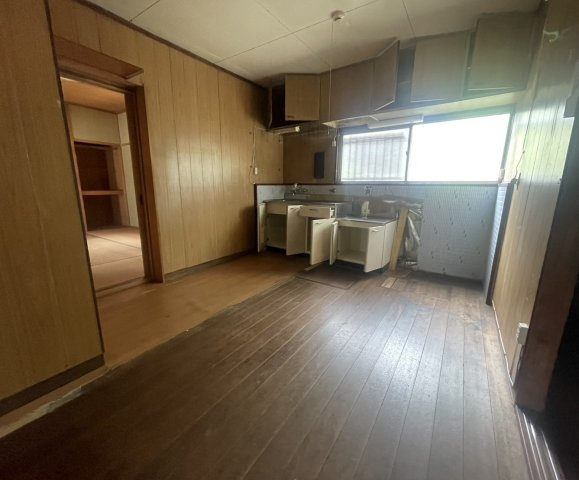 窓から自然光を取り込めるほか、キッチン前にもゆとりがあり、ダイニングテーブルなどの配置も検討できます。内装やキッチン設備をリフォームして、自分好みの空間づくりを楽しむのもおすすめです。
