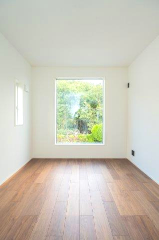 落ち着いた色調の洋室です