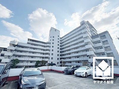 キッチンは空間を有効活用できる壁付けタイプ。L型なので作業動線が最短距離で効率良く動けます。コーナー部分の作業スペースをより広く確保できているのも魅力です。