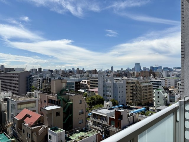 【バルコニーからの眺望】南側の建物は8階建てのため、リビングからも同様の視界が抜けた開放的な眺望を楽しめます。