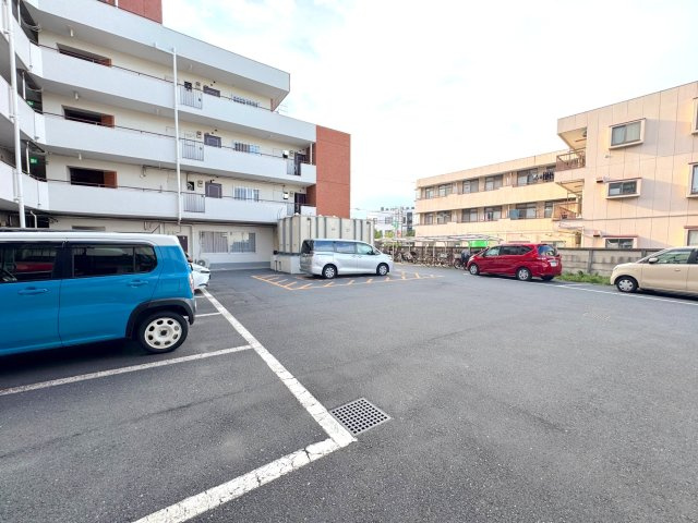 お車をお持ちの方に嬉しい、敷地内にしっかりと確保された使い勝手の良い駐車場スペース。平坦で駐車がしやすく、毎日のスムーズな車の出し入れを可能にする、車移動が中心の方にも安心・便利な環境です。