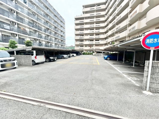 車の出し入れがしやすい平面駐車場で、毎日の利用も快適です。高さ制限を気にせず駐車できます。