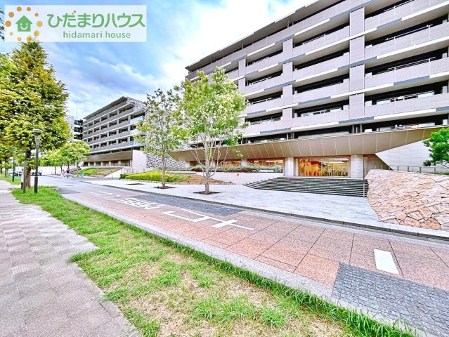 守谷の街並みに映える、存在感ある大型マンション。