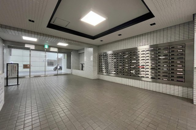 大通り沿いに駐車場入口を設け、エントランスは一本奥まった場所に配置。人と車の動線を分けた、暮らしに配慮した設計です。