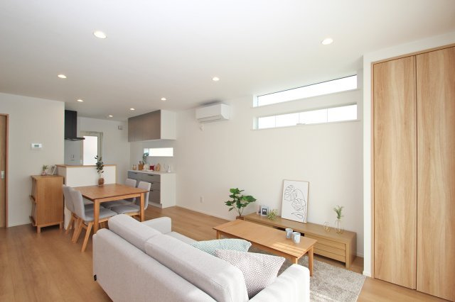 建具と床材のナチュラルな木目調が目を惹く、落ち着いた印象のLDK。【プラン例】建物価格1780万円、建物面積93.59？