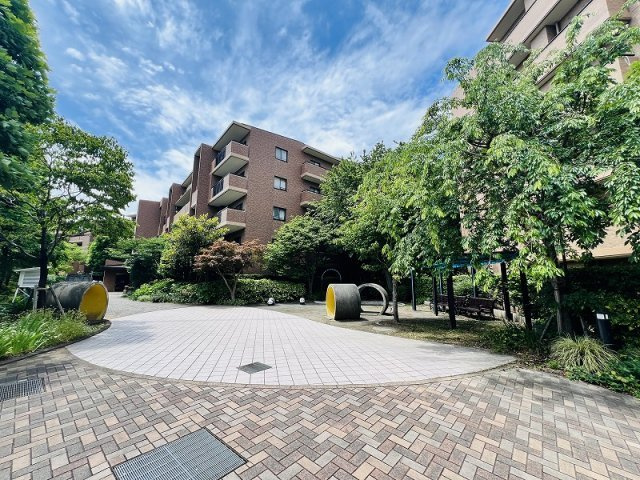 敷地内には緑に囲まれた公園を完備。小さなお子様の遊び場や、日々のリフレッシュに最適な安心の環境。