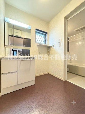 室内洗濯機置場、3面鏡シャワー付き独立洗面台があり清潔感のある脱衣場です！（※室内画像は加工により家具等を消しています。）