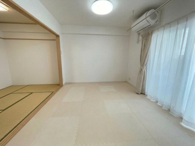 隣接する和室と一体利用が可能なリビングは、より広々とした空間として活用できます。大きな窓からの採光により室内は明るく、開放感のある住空間を実現。ご家族でゆったりと過ごせる居心地の良いリビングです。