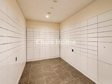 【宅配ボックス】在宅時・不在時に関わらず、居住者の代わりに非対面で宅配物を受け取ってくれる便利な設備です。わかりやすくご説明致しますので見学時にはお部屋だけではなく共用部分もぜひチェックしてください。