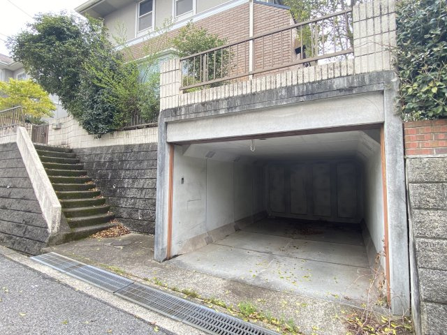 堀込式のガレージは、道路とフラットにつながっており、車の出し入れがスムーズに行えます。雨や直射日光から愛車を守る構造で、車を大切にされる方にも安心。玄関へと続く階段もあり、生活動線にも配慮されています