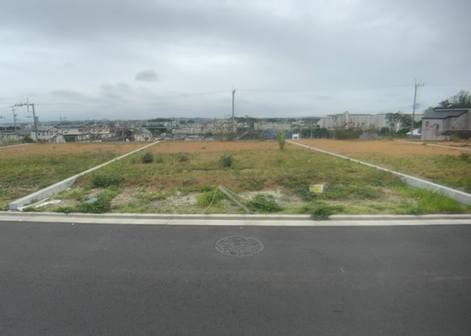 土地の形が極端に長細かったり、狭小地、あるいは道路との高低差がある傾斜地だった場合、後々売ろうとしても買い手がつかない場合もあります。後々、売却することになった時に価値の下がらない土地を選びましょう。