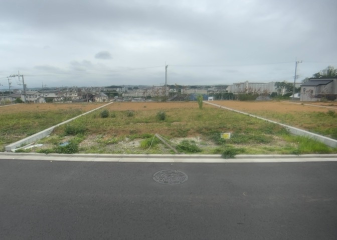 土地の面積＝住宅面積ではありません。建ぺい率の問題などで、土地のある場所によって住宅を建てられる面積は限られています。高さもしかり、「土地」という言葉の中には、建築条件も含まれると考えておきましょう。