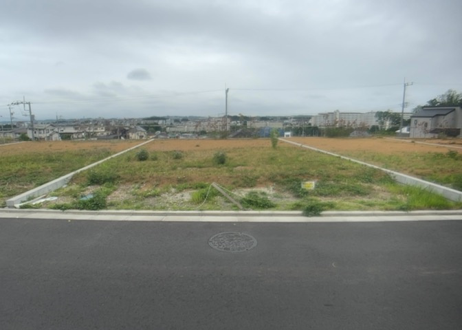 家を建てる場合、方位は要チェックです。現実的に日当たりのよい家ならばリビングは南側、建築基準法でも北側に当たる家への配慮は求められています。土地を見学に行く際は、方位磁針を持って行くようにしましょう。