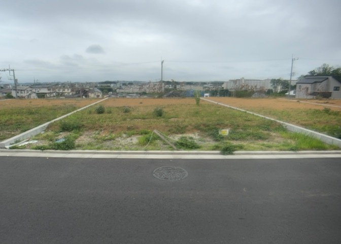 土地を買う際、住む地域の自治体や福祉の補助制度にも注目してみましょう。子供や老人の医療補助やゴミ出しのルールなど、自治体によってルールに大きな違いがあるため、暮らしやすい土地で判断するとよいでしょう。